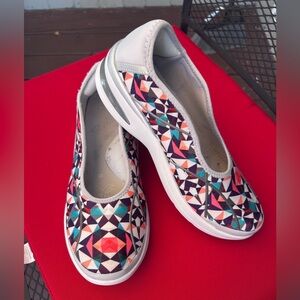BZees Ruby Shoes Womens 8.5W Comfort Geometric Slip On Casual Multicolo